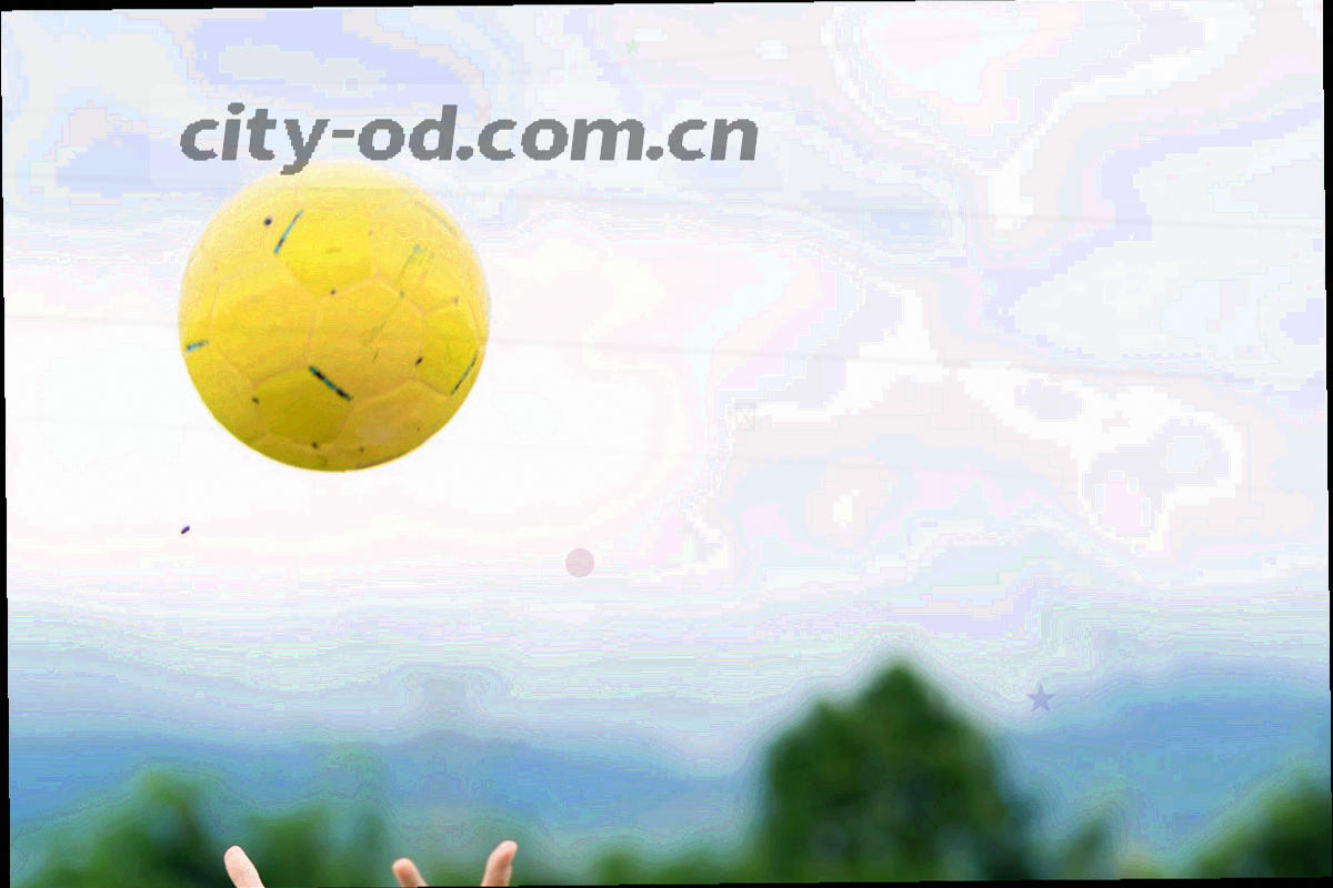 编辑工作台局部，手部与屏幕上的赛程表格，不出现清晰人脸